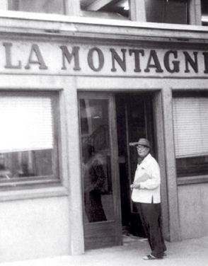 Alexandre Vialatte devant l'entrée du Journal La Montagne